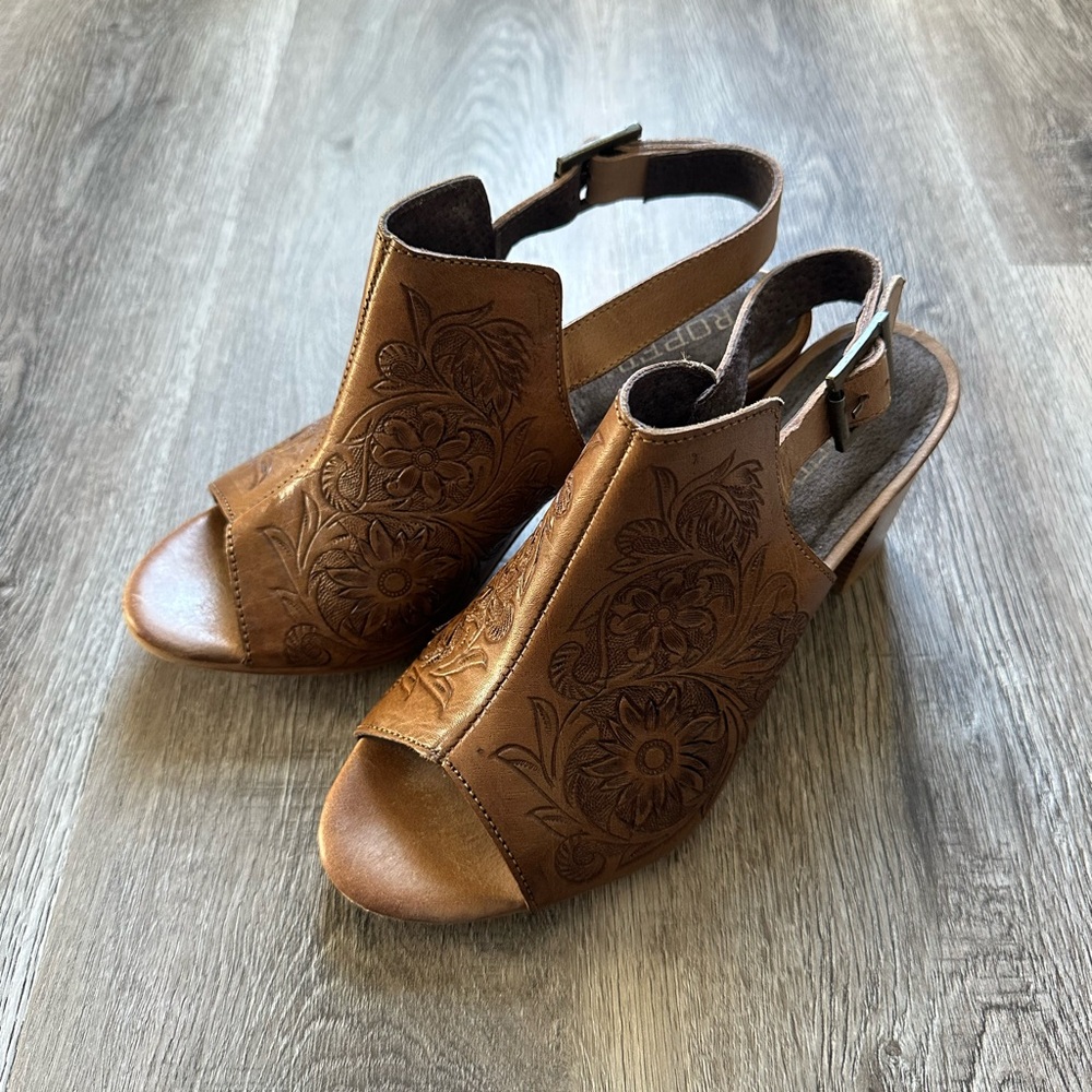 Roper Womens Mika Tan Leather Tooled Peep Toe 3"
Heels, Size 8